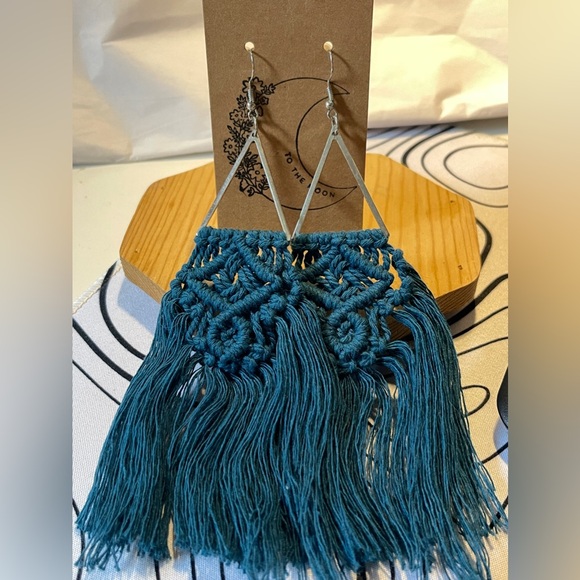 Teal colored macrame earrings - Picture 2 of 2
